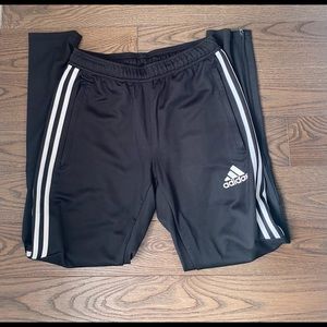 Adidas track pants: 3 stripes to thigh